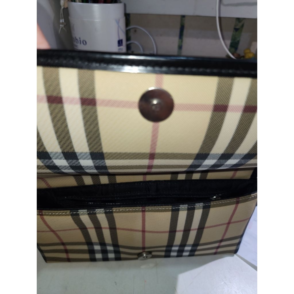 กระเป๋าถือ burberry มือสอง