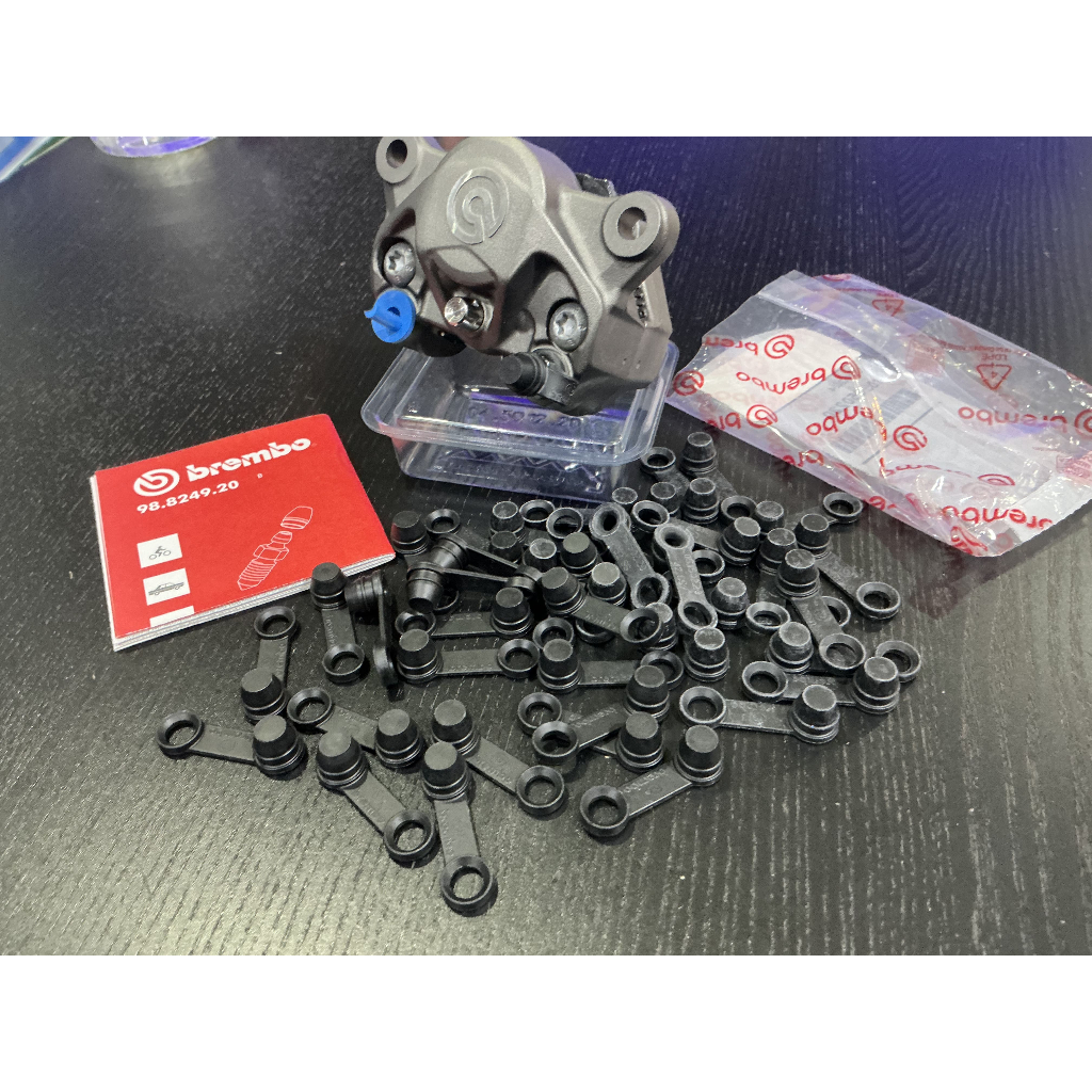 Brembo แบรมโบ้ จุกยางปิดหัวน็อตไล่ลม แบบหูคล้อง (แท้) ราคาต่อ 1 ชิ้น
