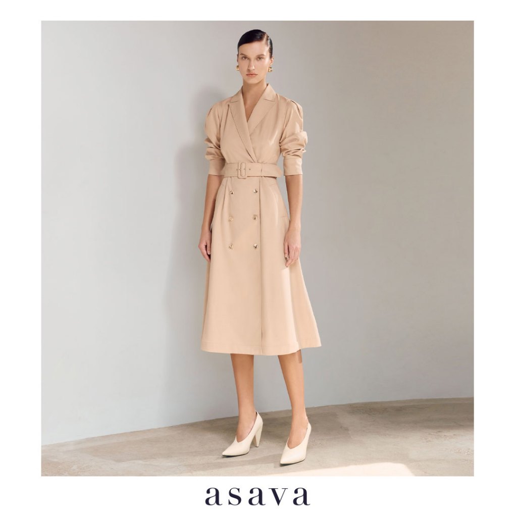 [asava ss25] Asava Double-breasted Trench Dress เทรนช์เดรส แต่งกระดุมสองแถวด้านหน้า คอวี แขนสั้นพร้อมแต่งดีเทลจับเดรป