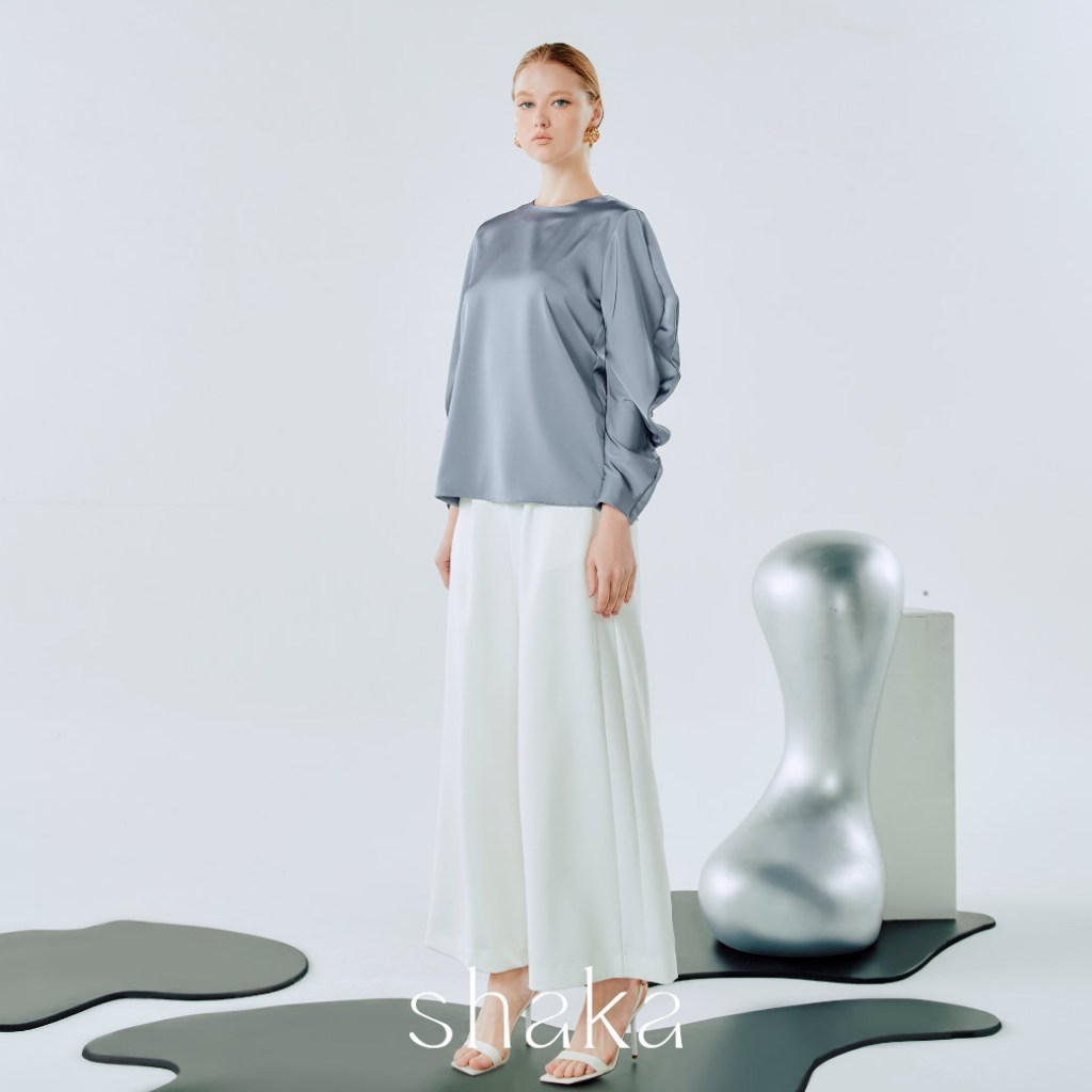 Shaka AW24 Melt Sleeve Satin Blouse เสื้อแขนยาว แขนแพทเทิร์น melt มีวอลลุ่ม (BLUE) BL-8241005 — صورة 2
