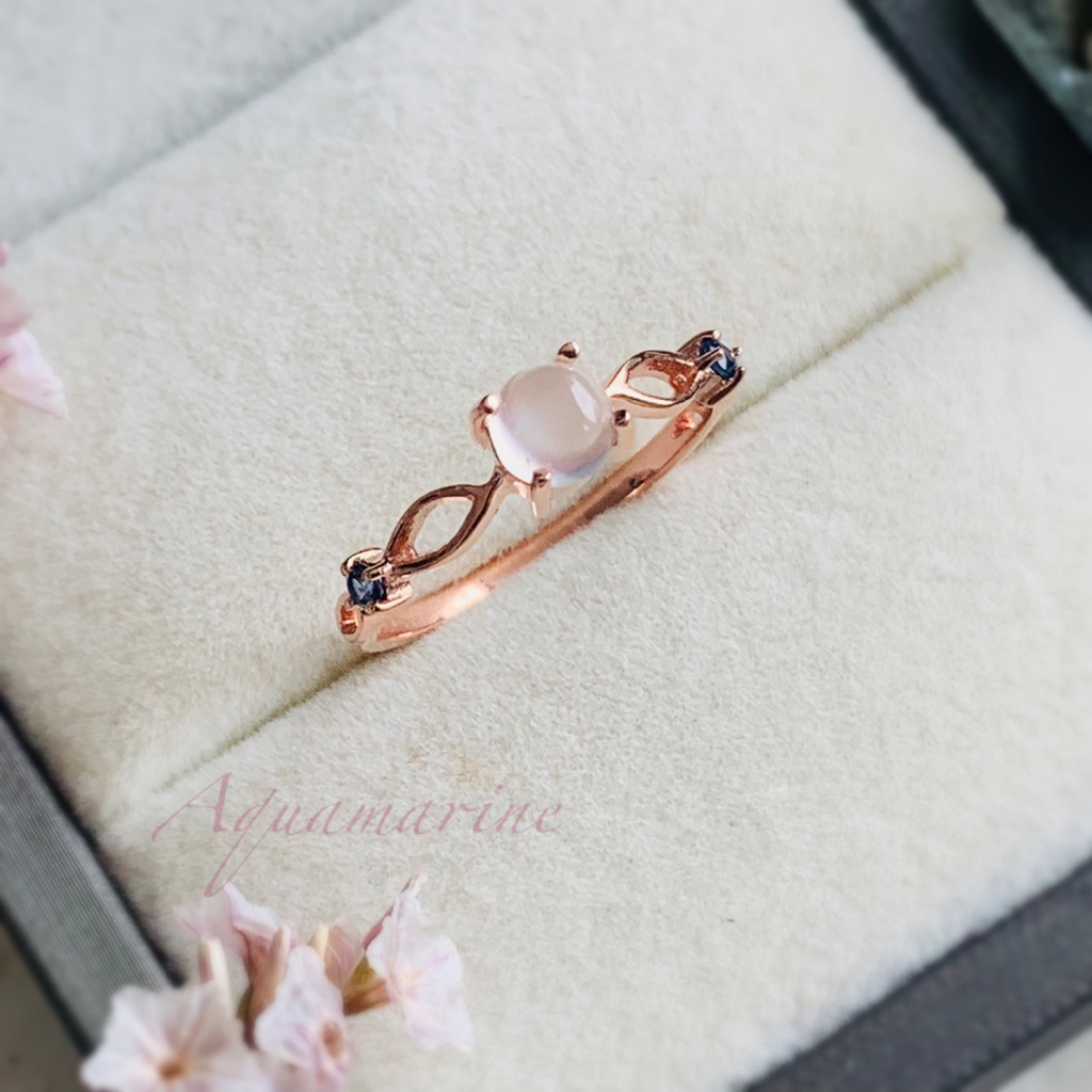 แหวนพลอยมูนสโตน( Cat’s eye Moonstone )กลม หลังเบี้ย 5 mm.ประดับพลอยไพลินเผาเก่า