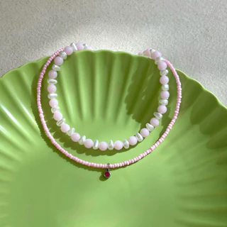Piing me Necklace | สร้อยคอลูกปัดเม็ดเล็กสีชมพูพร้อมจี้เพทายและลูกปัดกลม (8 mm) สลับลูกปัดไข่มุก