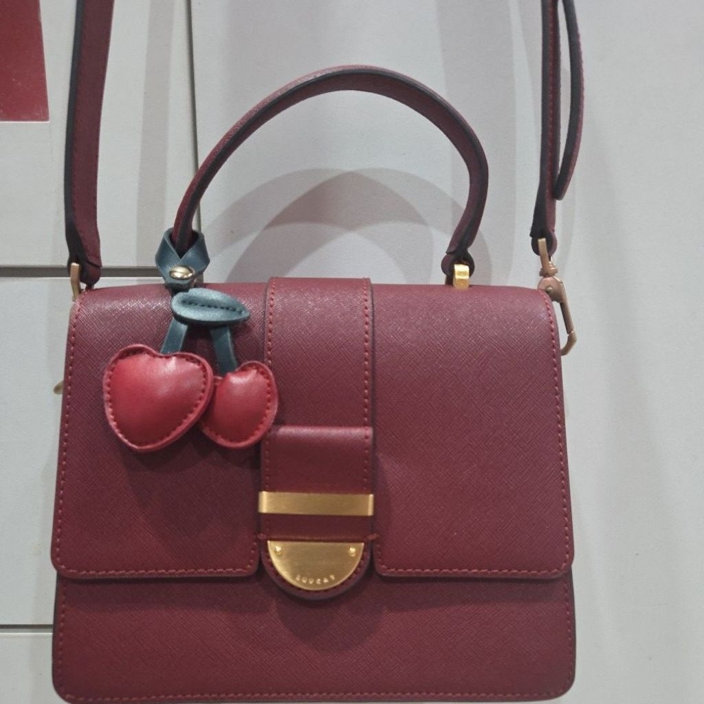 Lovcat crossbody bag กระเป๋าหนังวัว สะพายได้หลายแบบ ปรับเปลี่ยนได้ตามความต้องการ ใหม่99.99%ค่ะ