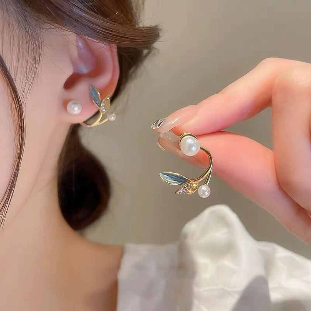 ต่างหูเพชร รูปใบไม้ ประดับมุก Sasa Earrings (รหัสER37)