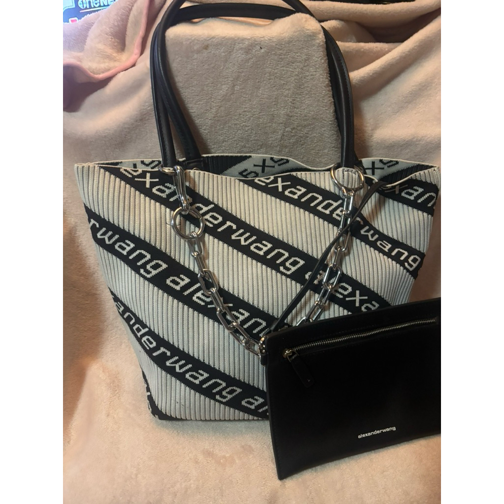 กระเป๋า Alexander wangแท้รับประกัน
