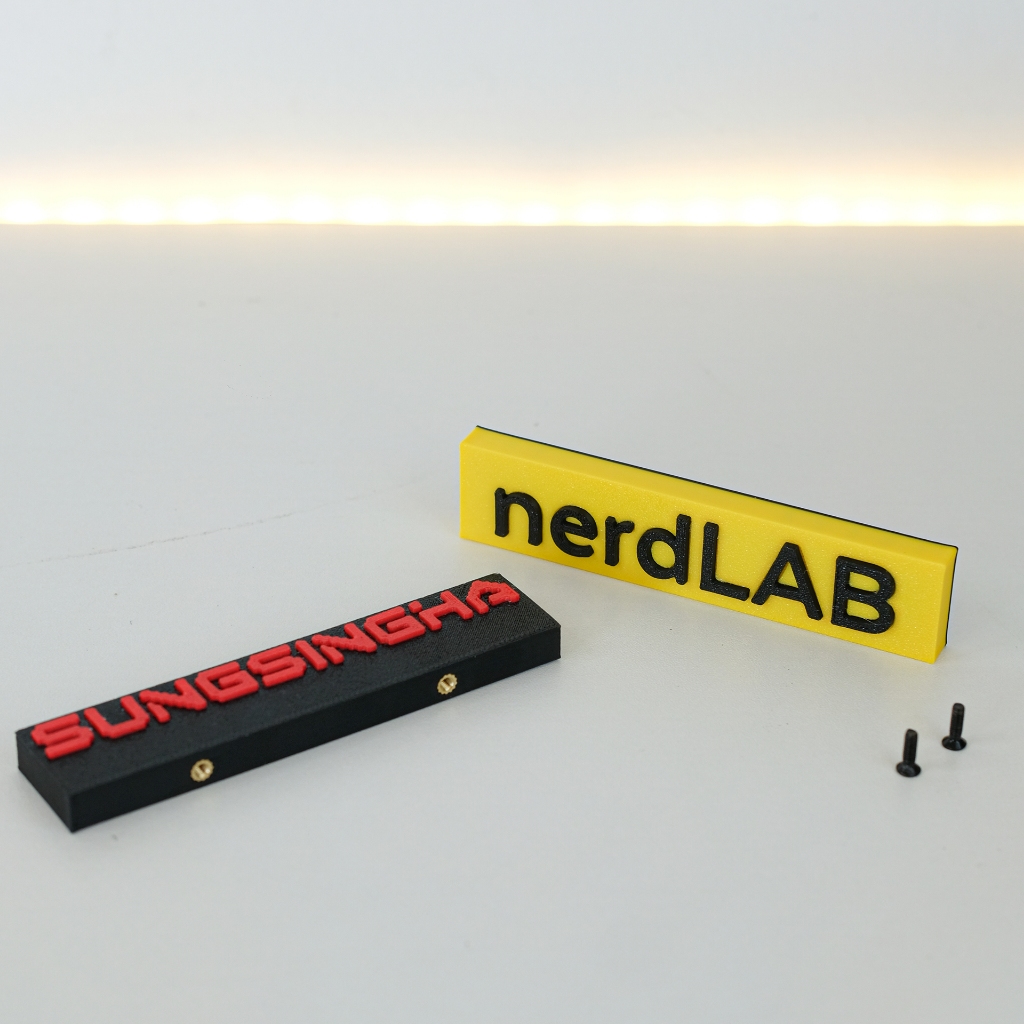 ป้ายชื่อ Custom Nametag ติดตั้งกับ Bracket ยึดฐาน หรือ กล่องใส่ slope