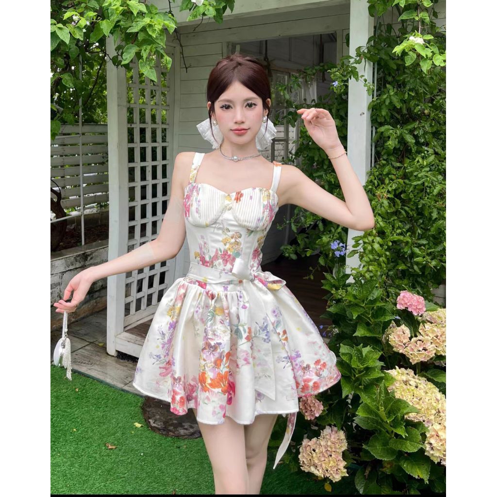 เดรสสายเดี่ยวสั้น หวานสไตล์วินเทจ ตัดเย็บแบบดั้งเดิม คอกลมลึก ทรงเข้ารูป ตกแต่งจีบพับด้วยมือ ลายดอกไม้เล็ก