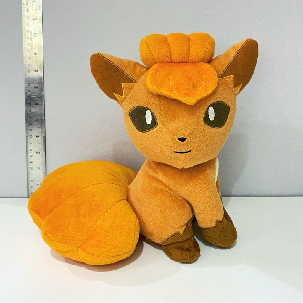 ตุ๊กตา Vulpix ใน Pokemon ป้ายชัด ตำหนิเปื้อนที่ผมจุดนึงตามภาพสุดท้ายค่ะ #vulpix #vulpixpokemon #vulp