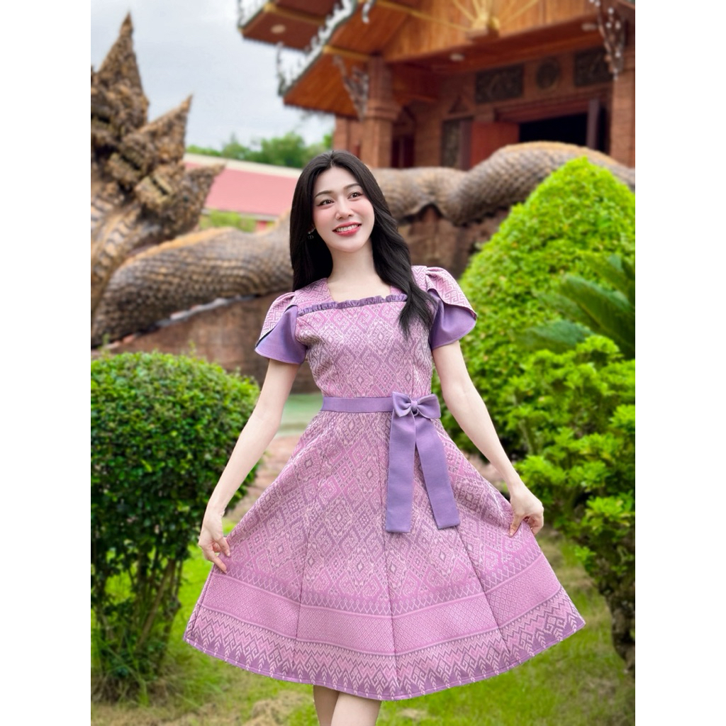 ชุดเดรสสีม่วงคอเหลี่ยมแต่งระบาย แขนกลีบบัว โบว์เอว