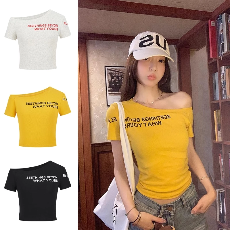 เสื้อยืดแขนสั้นผู้หญิงพิมพ์ลายตัวอักษร เปิดไหล่คอเอียง เข้ารูปใส่แล้วดูผอม ดีไซน์เก๋ไม่ซ้ำใคร สวยโดดเด่น