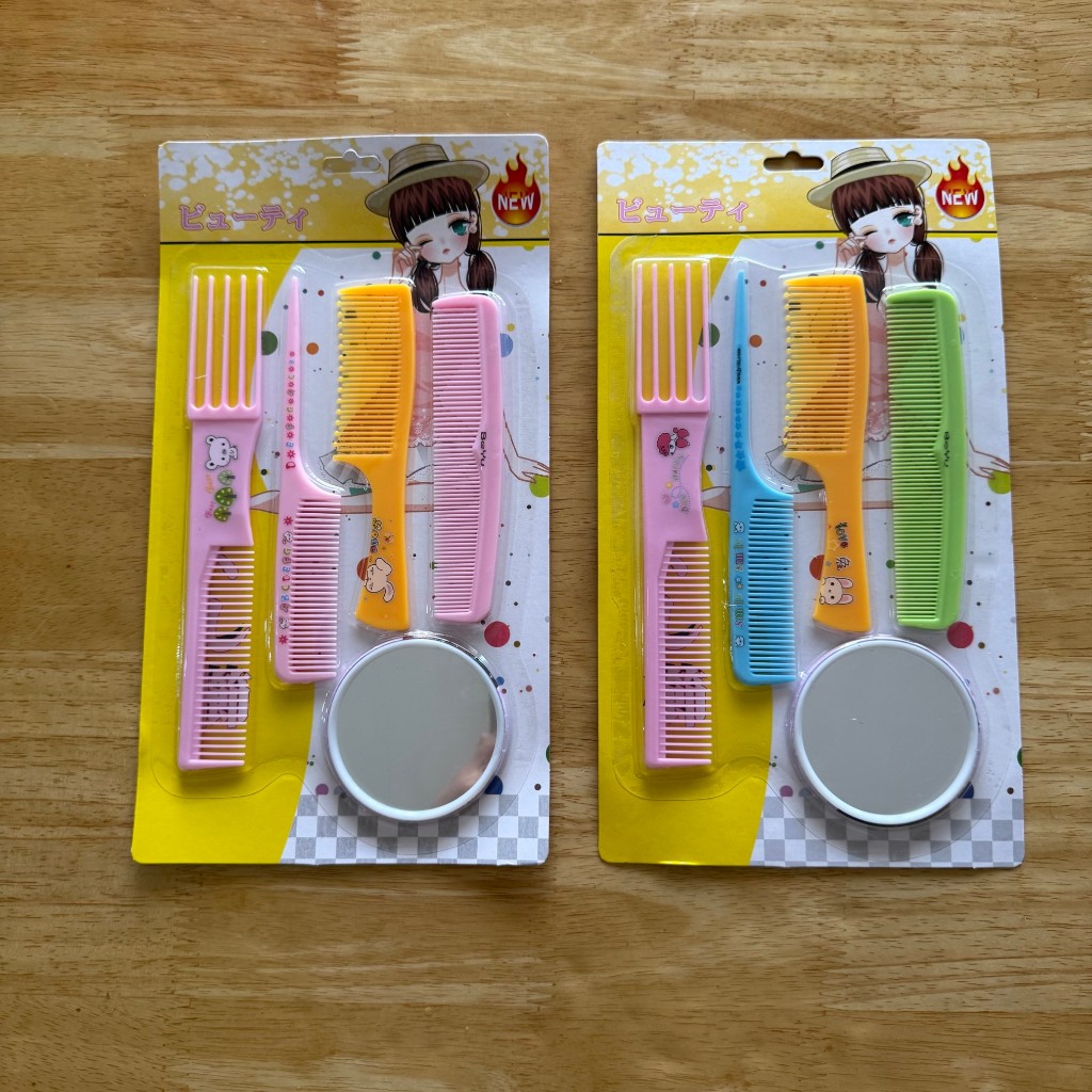 ชุดหวีเด็กเล่น มีหวี 4 อัน + กระจก 1 อันใน 1 แพ็ค ราคาแค่ 10 กว่าบาท คุ้มมาก