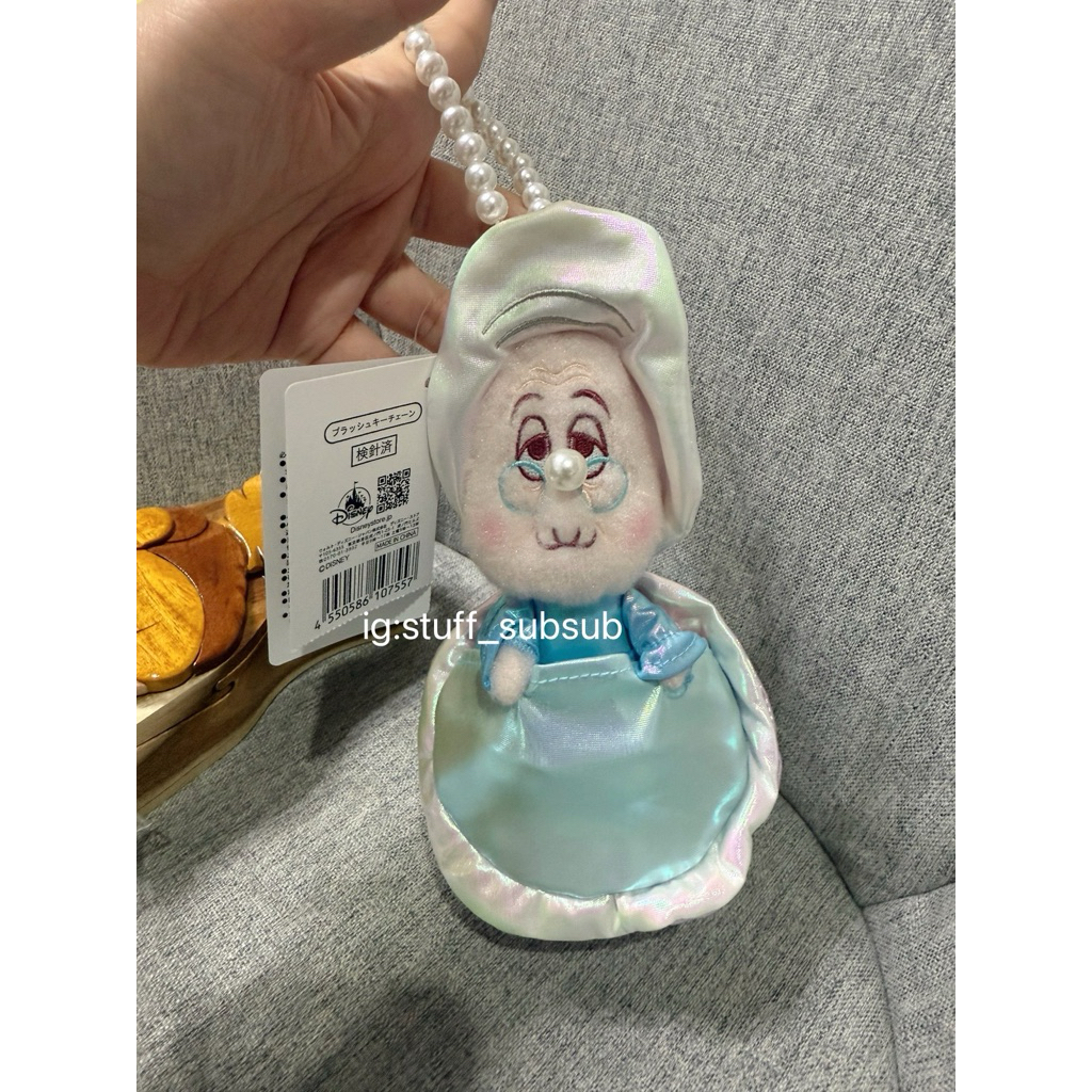 พร้อมส่ง/ของแท้ พวงกุญแจ Grandma Oyster จาก disney store