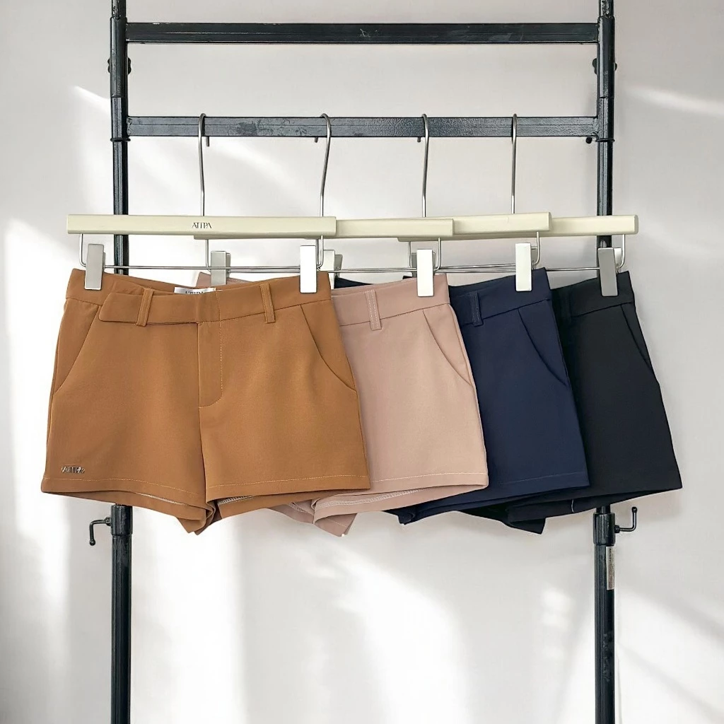Atipashop - AERIS SHORT กางเกงขาสั้น เอวกลาง สีพื้น ดีเทล อะไหล่โลโก้เหล็ก