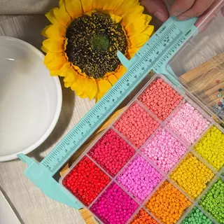 กล่องลูกปัดเม็ดทราย 32 สี ขนาด 3/4 มม. สำหรับงาน DIY (กล่อง+ลูกปัด)