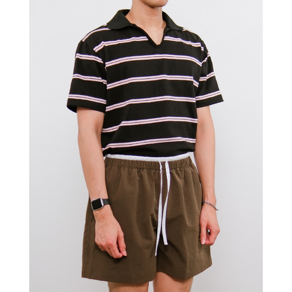 COMPOSE. - Open-Collar Striped Cotton Polo Shirt in Black/Pink | เสื้อเชิ้ตแขนสั้น ดีเทลคอเปิด สีดำสลับชมพู