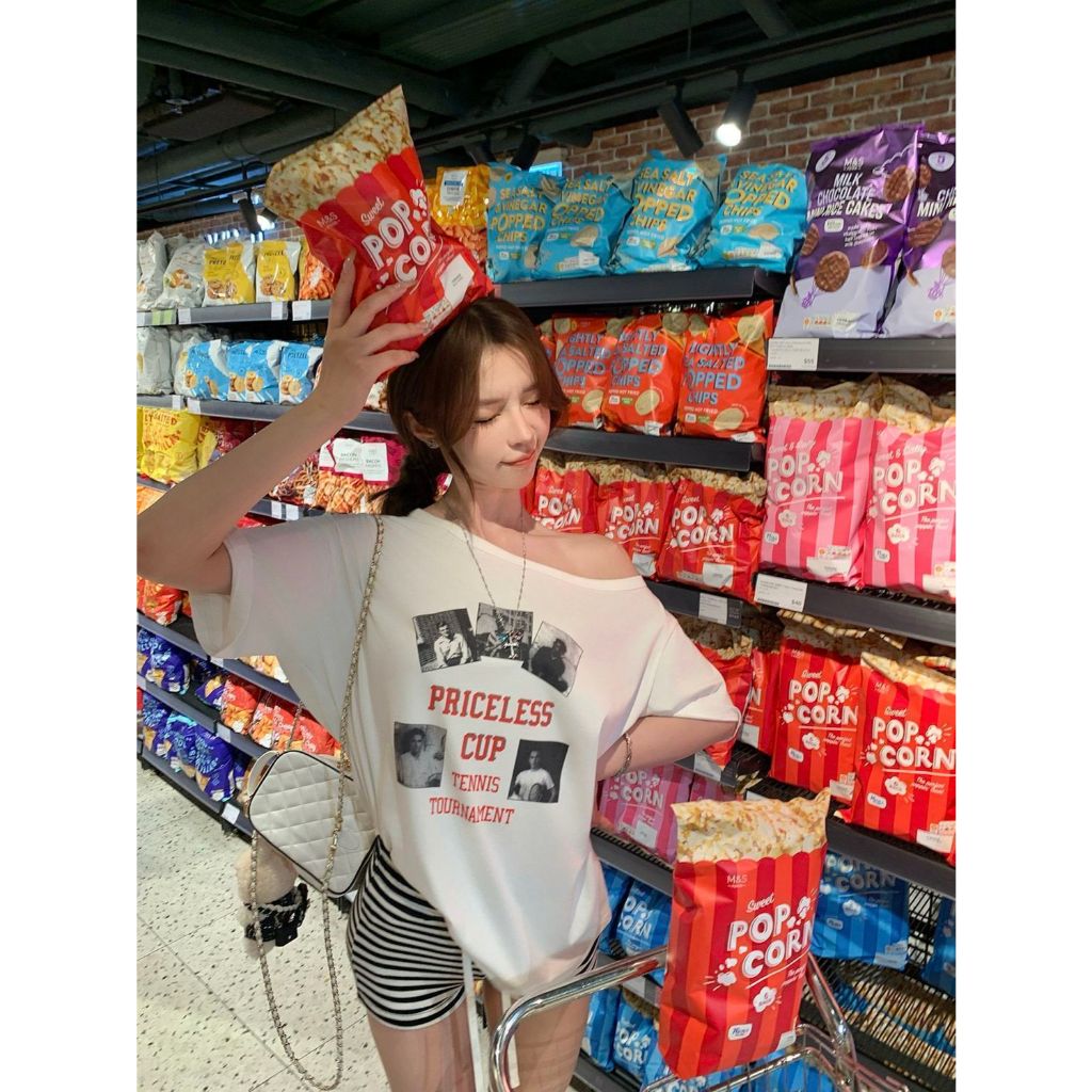 เสื้อยืดโอเวอร์ไซต์ปาดไหล่ เสื้อผ้าแฟชั่นวินเทจ คอกว้าง สไตล์​เกาหลี สกีนลาย ทรงหลวม สาวแซ่บสไตล์ แขนสั้น ใส่สบาย สีขาว – โปรปัง