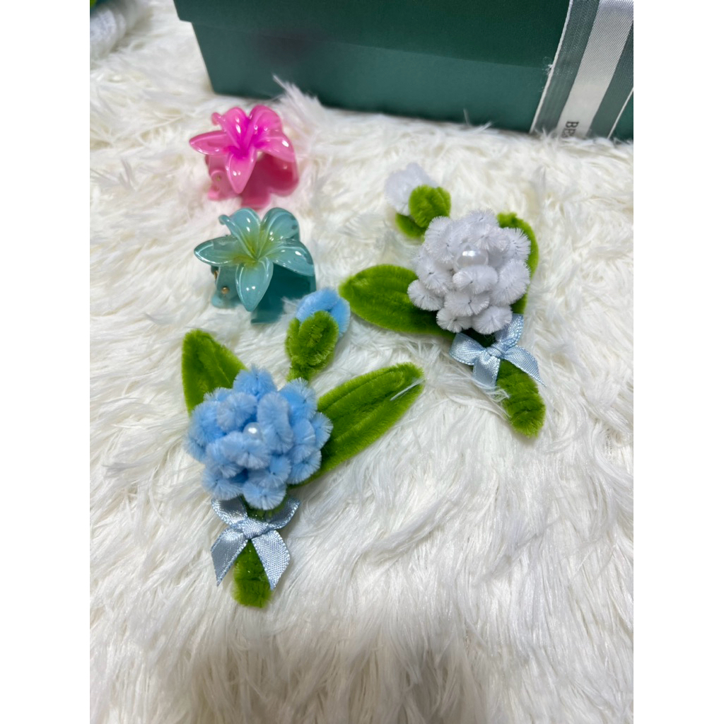 เข็มกลัดดอกมะลิวันแม่สีฟ้าขาว
