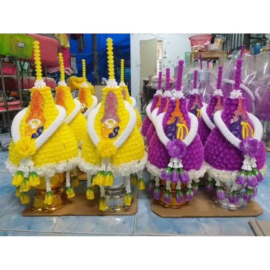 พานพุ่มดอกไม้พร้อมติดตราสัญลักษณ์ประจำพระองค์