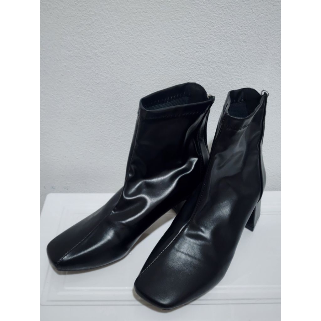 [SH1] Size 37 รองเท้าบูทหนังเทียมสีดำ
