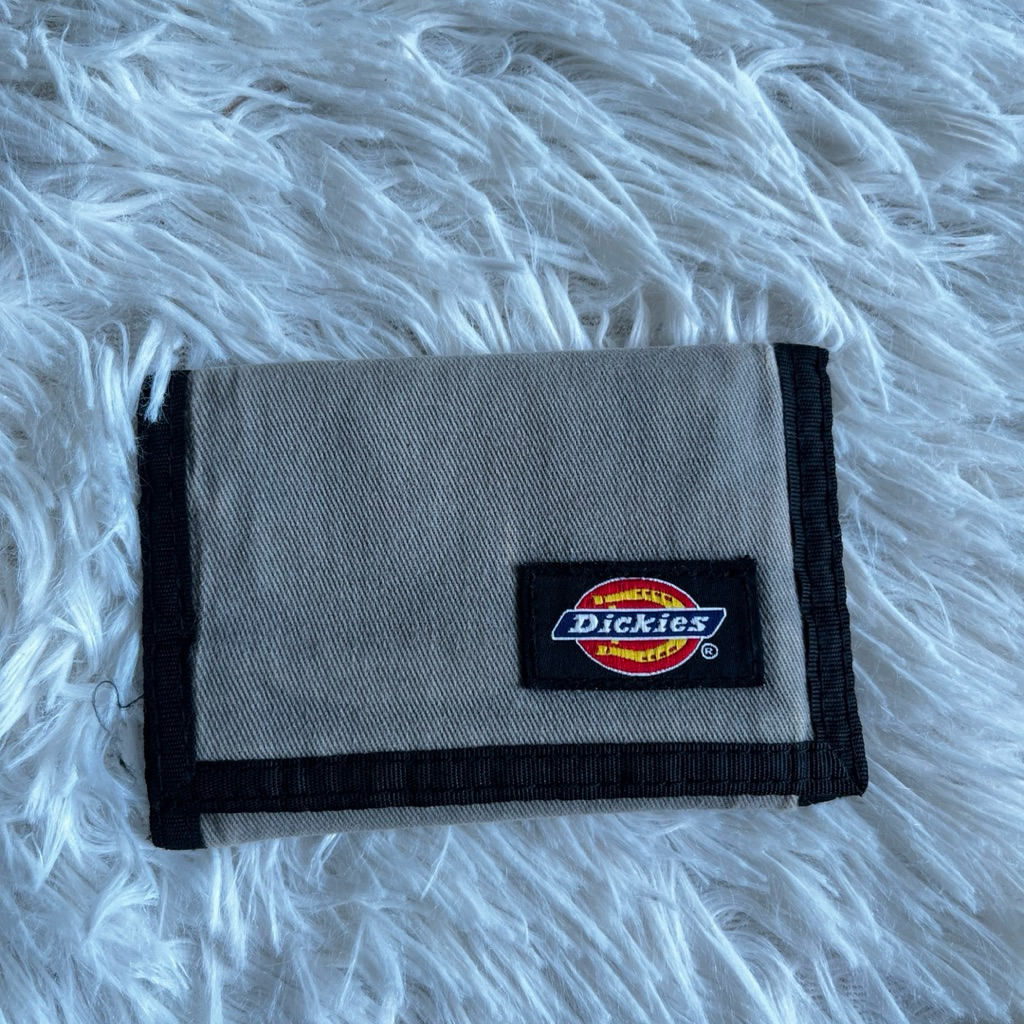 กระเป๋าสตางค์สีเทา dickies มือสองรุ่นนี้ไม่มีผลิตแล้วของแท้ 100%