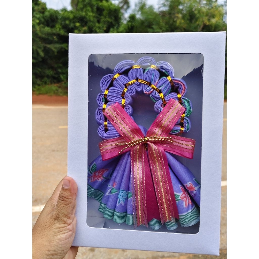 (พร้อมส่ง) พวงมาลัยผ้าถุงสำเร็จ พร้อมกล่อง