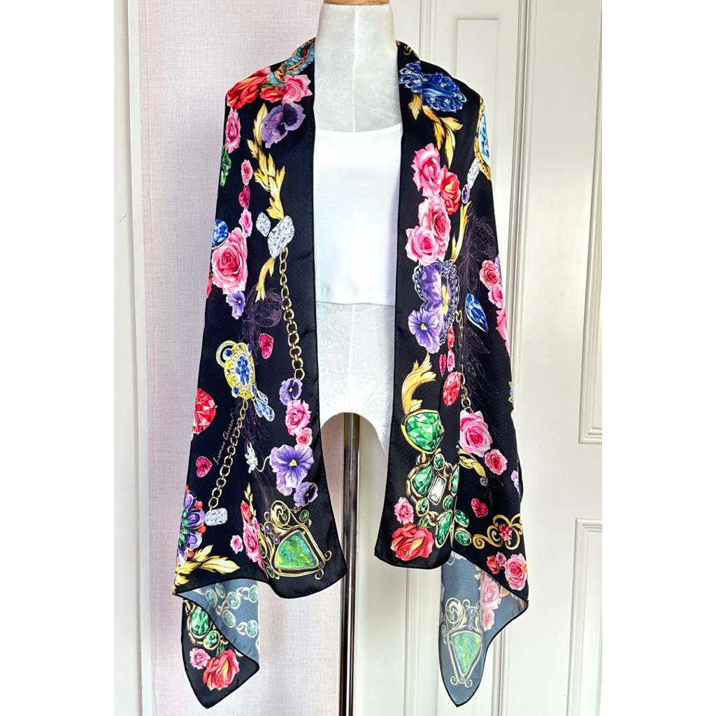 ผ้าคลุมไหล่ มือสอง  Silk Satin ผืนยาว แบรนด์ Lunar queen สภาพ 99%