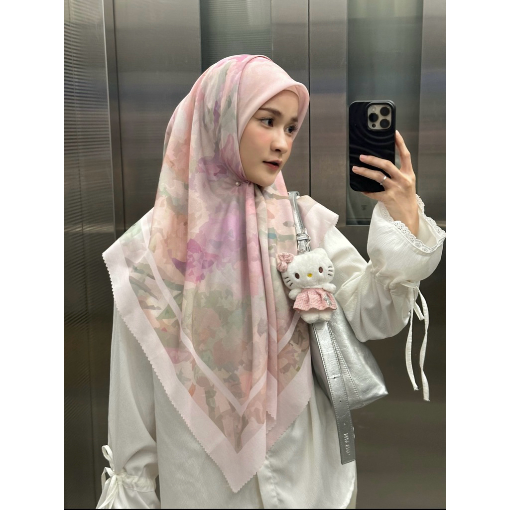 *พร้อมส่ง *ผ้าคลุมสามเหลี่ยมลาย ขนาด 110*110 💗🌸✨🪞