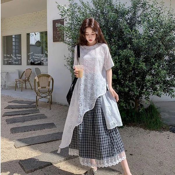 shayne-2025 ใหม่ เสื้อยืดสตรี ผิดปกติ รุ่นยาว ลูกไม้ ประเภทรุ่นหลวม ความเรียบง่าย หวาน แฟชั่นฤดูร้อน