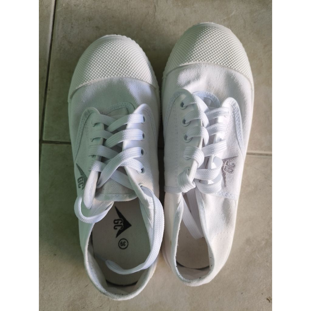 รองเท้าพละ/รองเท้ากีฬาสีขาว/รองเท้าผ้าใบ  เบอร์(Size) 39 ยี่ห้อ GQ พร้อมส่ง ไม่มีกล่อง