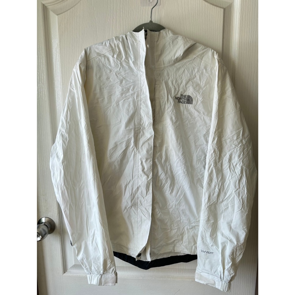 เสื้อ Thenorthface (TNF) มือสอง แท้100% Hyvent ผ้าบาง อก 42 ยาว 25 มีตำหนิซัพในลอกบริเวณคอตามรูป ซัพ