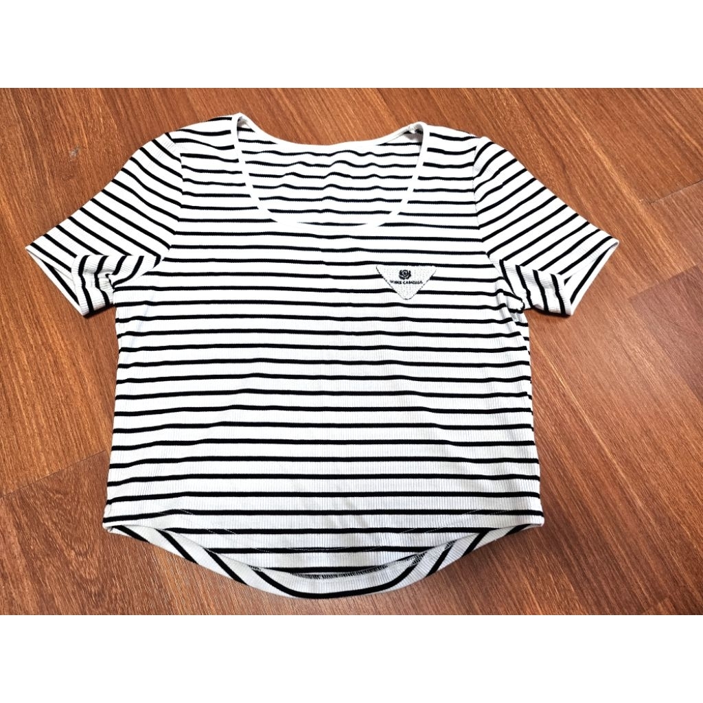 มือสอง​ เสื้อครอปแบรนด์​ Eichi​ Too💯✅สวย🪩🪩🪩