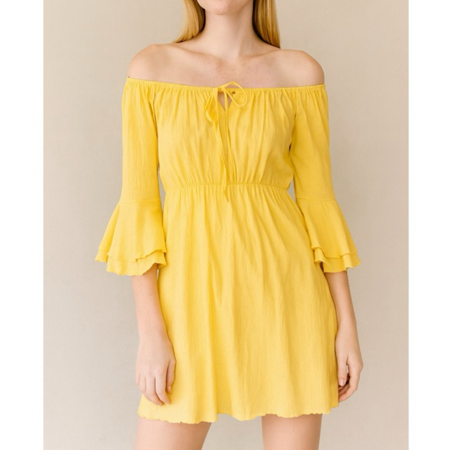 mi mi QUE เดรสปาดไหล่สีเหลืองอ่อนๆ เอวสม้อคหลัง y2k