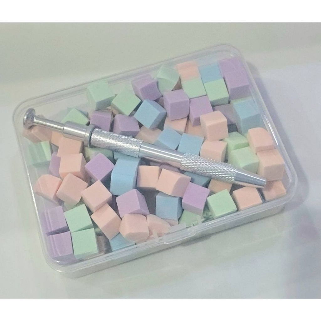 ฟองน้ำคละสี ไล่สีเล็บ พร้อมที่คีบ ทรงจตุรัส 1×1ซม. ใช้เพ้นท์เล็บไล่สี Cubic Sponge Gradation