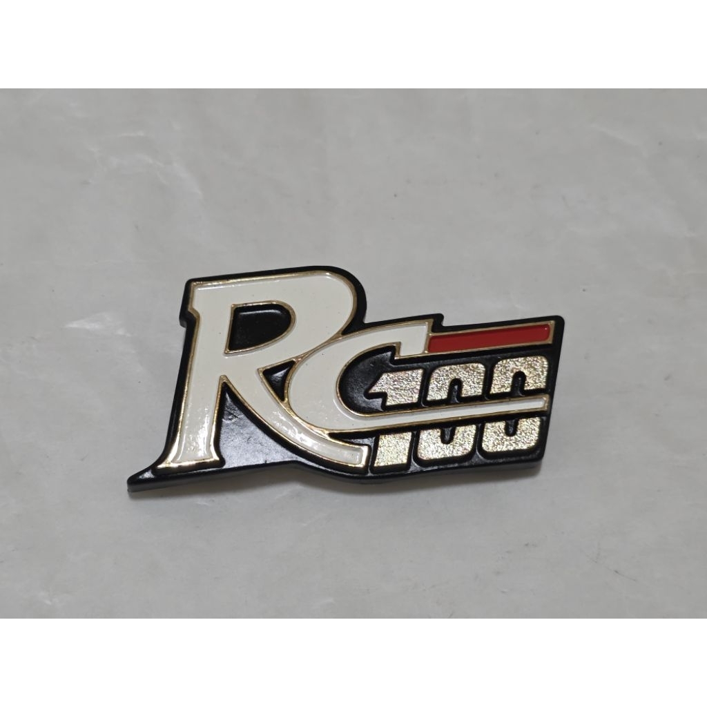 โลโก้​บังลม Suzuki​ RC100G แท้ใหม่ (ไม่มีก​ิ๊ปล็อก)