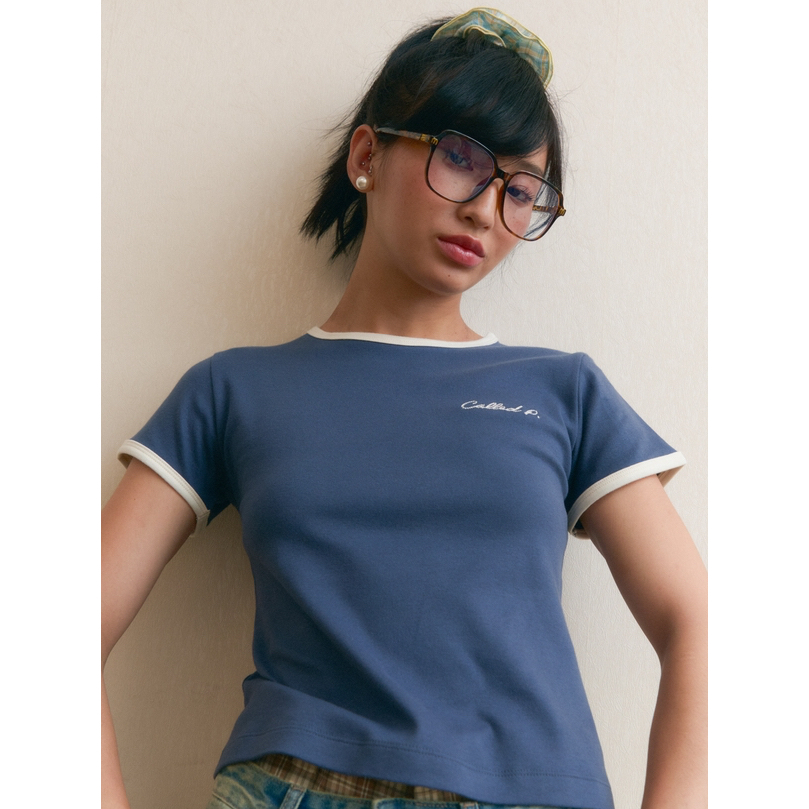 The Club Tee เสื้อยืดทรง baby tee กุ้นขอบแขนและคอเสื้อ