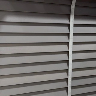มู่ลี่ไม้แท้ มู่ลี่บาสวูด Basswood Blinds - A25-23 Dark Grey Color ขนาดใบ 35 mm.