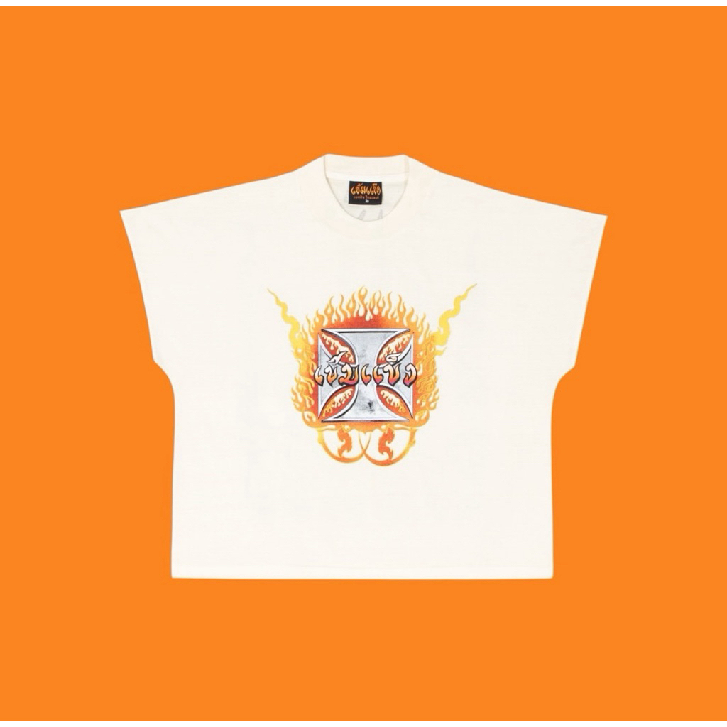 เข้มแข็ง FIRE “ไฟลุกปลุกใจ“ ลายไทย ไฟกนก เข้มแข็ง เสื้อยืดแขนกุดครอปขาวครีม