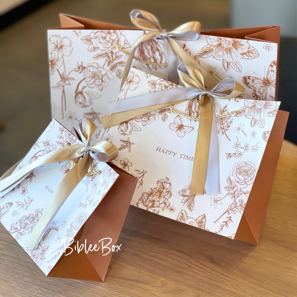 ꒰1ใบ꒱ถุงกระดาษ HAPPY TIMES “BROWN”สีน้ำตาล” พิมพ์ลายกุหลาบคริสตี้ ทิวลิป เซนทอเรีย ริบบิ้นทูโทน สีทอง-เงิน