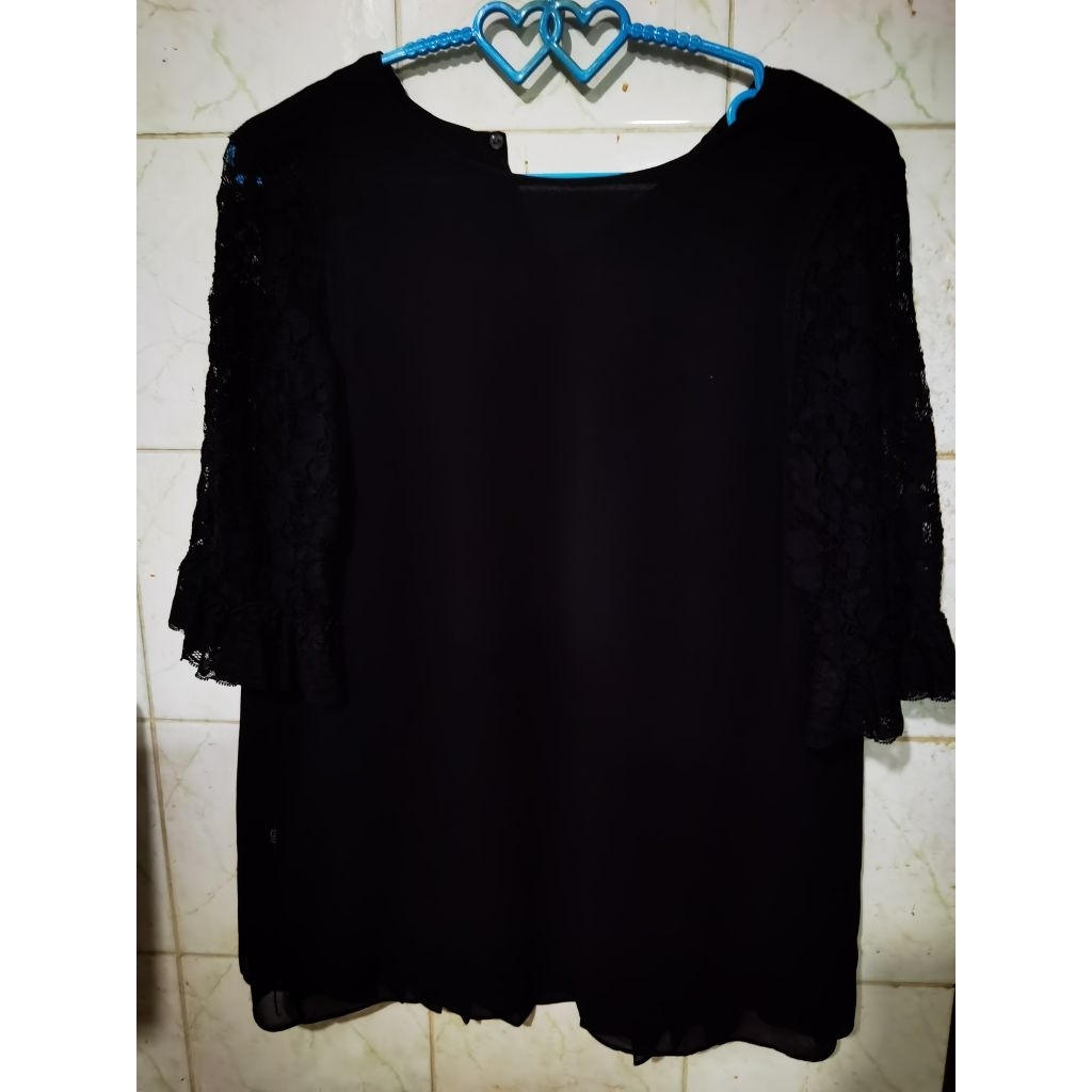 เสื้อชีฟองต่อลูกไม้สีดำ​ uniqlo