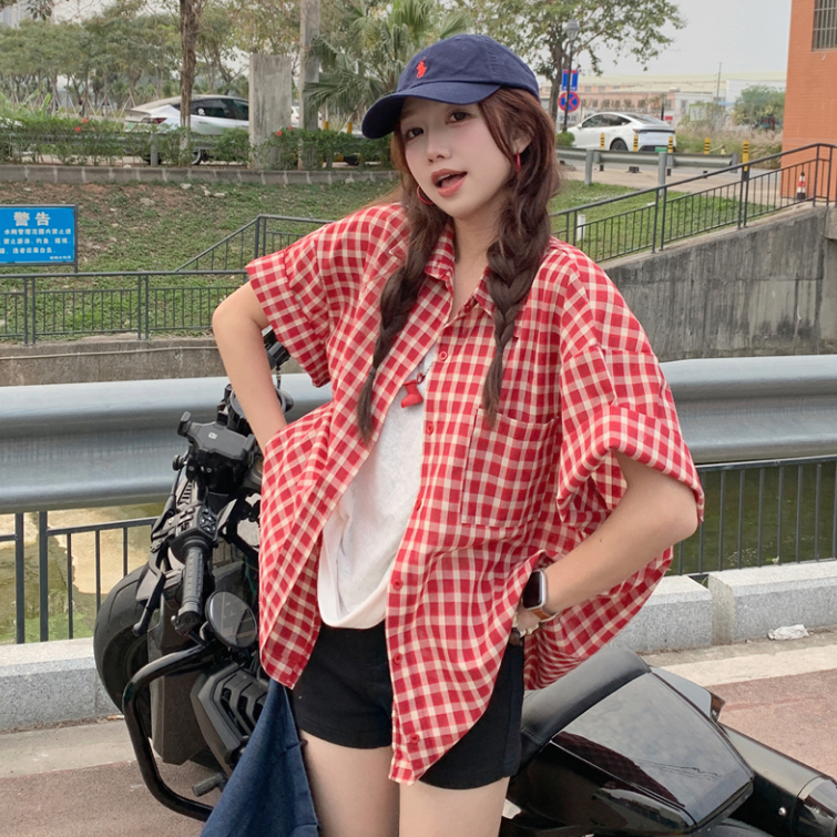 เสื้อเชิ้ตแขนสั้นลายสก็อตสีแดง เสื้อเชิ้ตสไตล์เรโทรสำหรับผู้หญิง ทรงหลวม ทันสมัยและใช้งานได้หลากหลาย ลำลอง