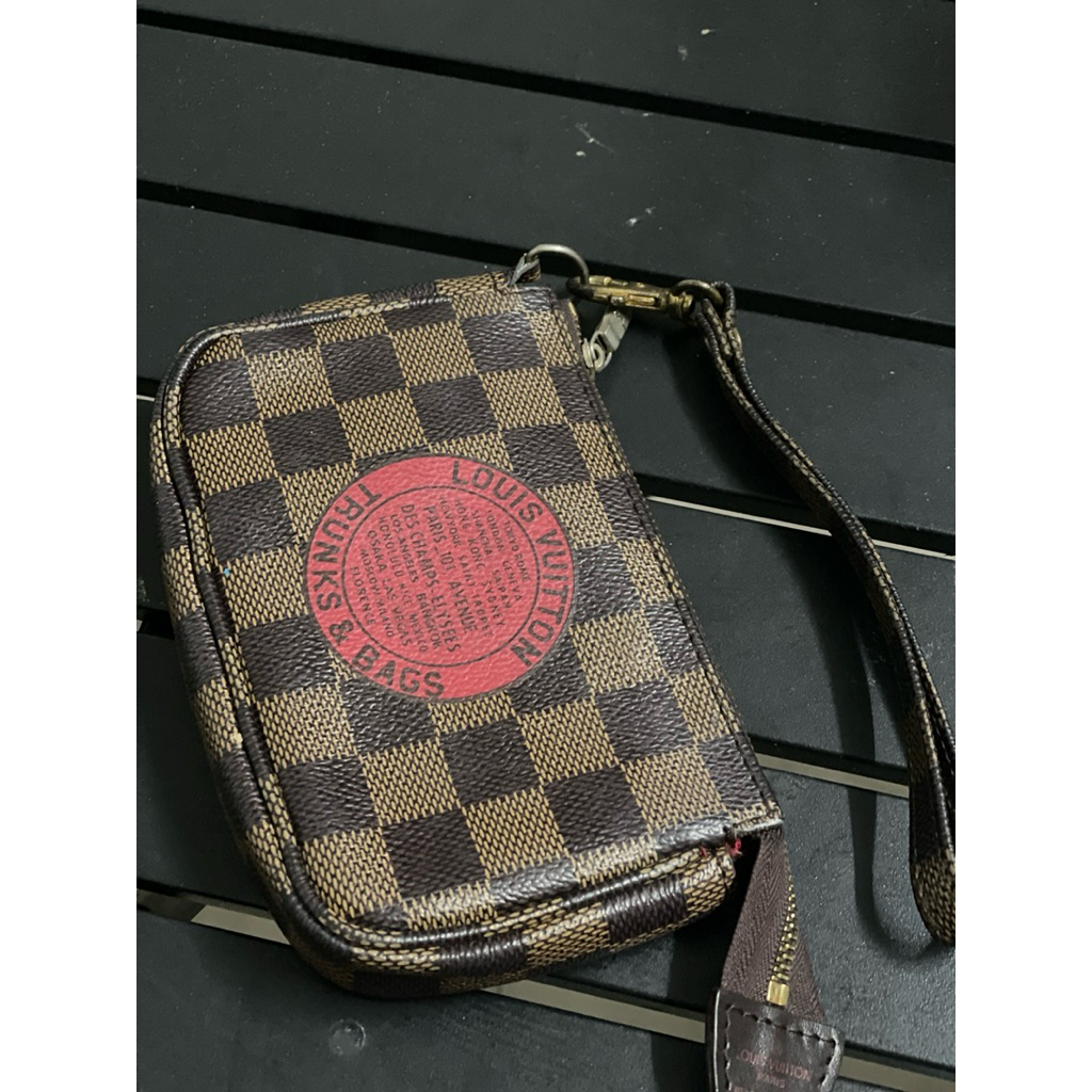 กระเป๋าคล้องมือ ครัช กระเป๋าหลุยส์มือสอง LV หนังแท้ 100% 2nd Hand Mini Pochette limited ขนาด 6x4"
