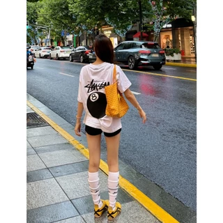 STUSSY 8 BALL TEE ลูกซีรีส์ SS24 คลาสสิกสีดำแปดบิลเลียดพิมพ์ลายเสื้อยืดแขนสั้นคอกลมหลวมสำหรับผู้ชายและผู้หญิง