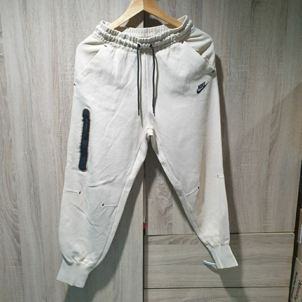 กางเกงสเวตเตอร์ NIKE Tech Fleece สีครีม ของแท้มือสอง