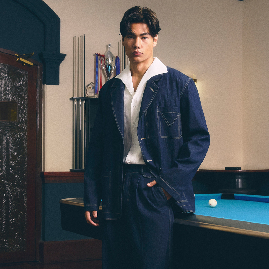 [MOO 8/25] Casual Denim Blazer เสื้อเบเซอร์แขนยาวผ้าเดนิม แต่งคอปกแหลม กระเป๋าหน้า 3กระเป๋า ปัก "M" ที่อก แต่งกระดุมหน้า