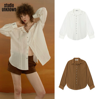 STUDIO UNKNOWN - Chloe Boho Shirt  เสื้อเชิ้ตแขนยาวตีเกล็ดลำ…