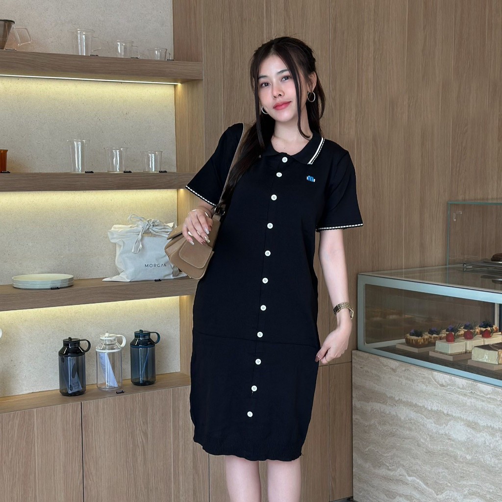 🌈SpinnyHouse🌈เดรสไหมพรม เดรสคอกลมแขนสั้น แต่งกระดุมหน้า ปักโลโก้สวยเก๋ เนื้อผ้าไหมพรมนุ่มยืด สาวอวบใส่ได้ รุ่น เปิดตัว - รูปที่ 3