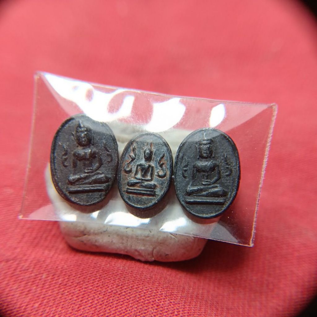 พระพิจิตรเม็ดข้าวเม่าข้างกนกหลวงพ่อทวีวัดโรงช้างจ.พิจิตรปี2498เหมายก400บาท