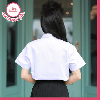 เสื้อนักศึกษาหญิง ขาวโอโม่ แขนปกติ เข้ารูป หลังว่าง