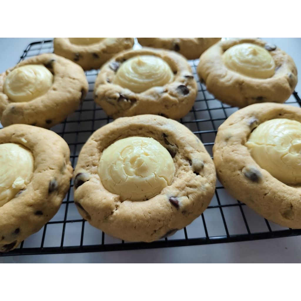 Chocolate chip cream cheese soft cookies. ชิ้นละ 75 กรัม