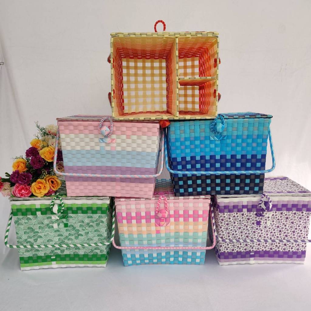 ตระกร้าสีเหลี่ยม สานเส้นพลาสติก ตระกร้าปิคนิค กลาง เสริมโครงลวด มีฝาปิด มีช่องด้านใน 3 ช่อง ใหญ่ กว้าง21 ยาว28 สูง 22 CM